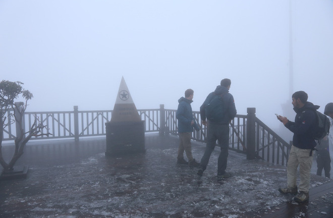 Fansipan bất ngờ có tuyết rơi trắng trời giữa tháng 2