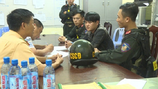 Bắt kẻ ngáo đá dùng dao truy đuổi bố mẹ ruột
