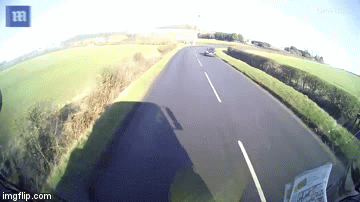 Tai nạn kinh hoàng: Lao thẳng vào xe đi ngược chiều, ô tô nát bươm