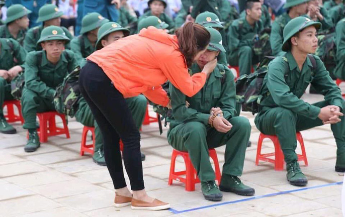 Xúc động khoảnh khắc hàng nghìn thanh niên thủ đô bịn rịn chia tay người thân ngày nhập ngũ