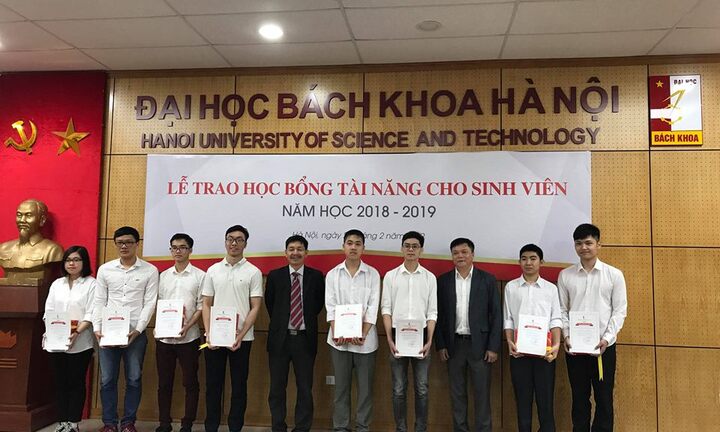 Đại học Bách khoa Hà Nội trao học bổng cho học sinh xuất sắc
