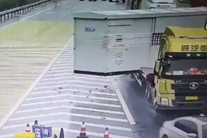 Video: Né ô tô chuyển làn ẩu, tài xế container phanh gấp khiến rớt cả thùng hàng