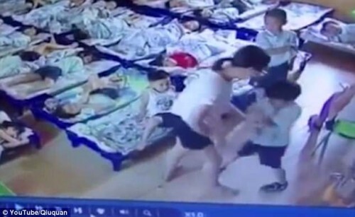 Video: Phẫn nộ cô giáo mầm non dùng kẹp giấy đâm vào người học sinh vì không ngủ trưa