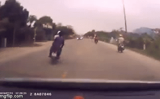 Video: Cú va chạm kinh hoàng của 2 thanh niên sau màn 