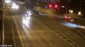 Video: Vượt đèn đỏ với tốc độ hơn 200km/h, 