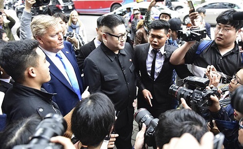 Bản sao của ông Kim Jong-un và ông Donald Trump bị vây kín trên phố Hà Nội