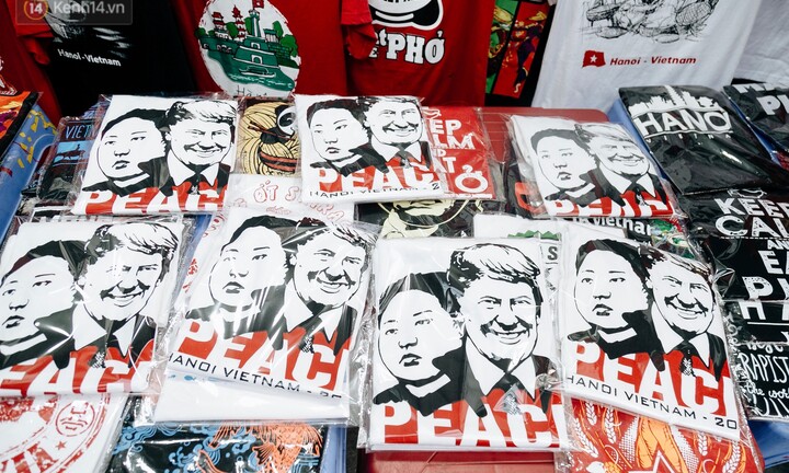Cửa hàng tại Hà Nội bán áo in hình hai nhà lãnh đạo Mỹ-Triều hốt bạc triệu mỗi ngày