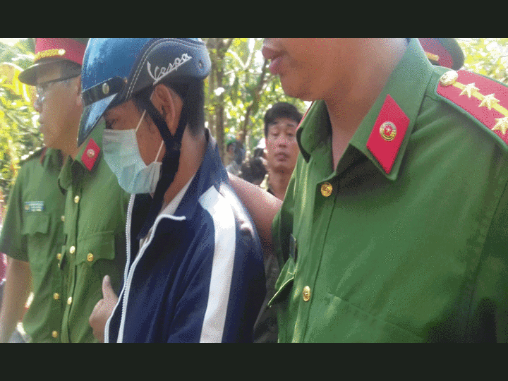Thực nghiệm vụ sát hại 2 phụ nữ ở chòi vịt: Nghi phạm vừa khóc vừa quỳ gối trước mộ vợ