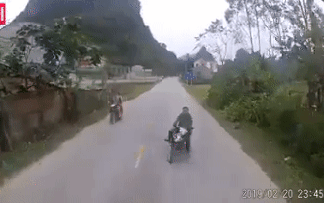 Bị xe máy lấn làn ngược chiều đâm trực diện, tài xế ô tô vẫn phải đền tiền