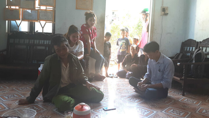 Tìm thấy 2 chị em gái xinh đẹp 