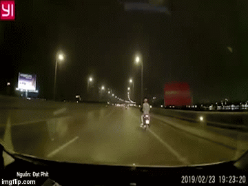 Video: Hốt hoảng tài xế xe máy lạng lách 