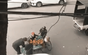 Clip thu giữ cam của người bán hàng rong trên phố Hà Nội: Không sai nhưng phản cảm