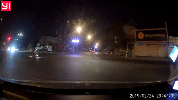 Video: Xe máy trượt tóe lửa trước đầu ô tô