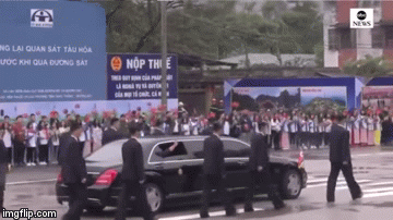 Video: Dàn cận vệ chạy theo Mercedes chở Chủ tịch Kim Jong-un