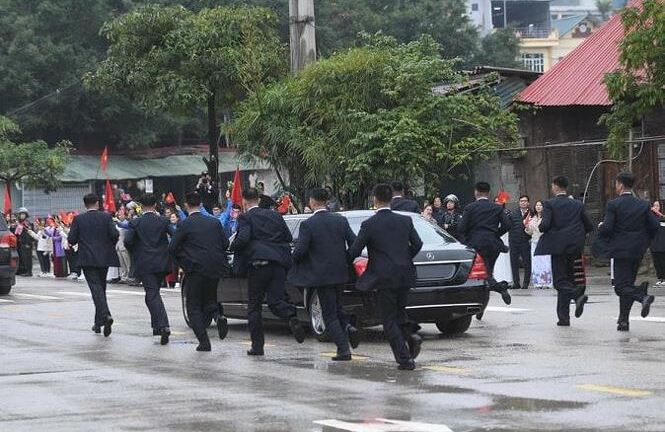 Cận cảnh 12 vệ sĩ áo đen chạy theo xe Chủ tịch Kim Jong-un