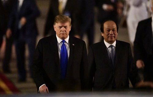 Những hình ảnh đầu tiên của Tổng thống Trump tại sân bay Nội Bài