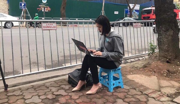 Tin tức đời sống mới nhất ngày 27/2/2019: Nữ phóng viên Hàn Quốc tác nghiệp trên vỉa hè Hà Nội gây sốt