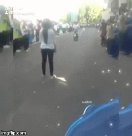 Video: Biker bốc đuôi mô tô tỏ tình khiến bạn gái gãy răng, dập mặt