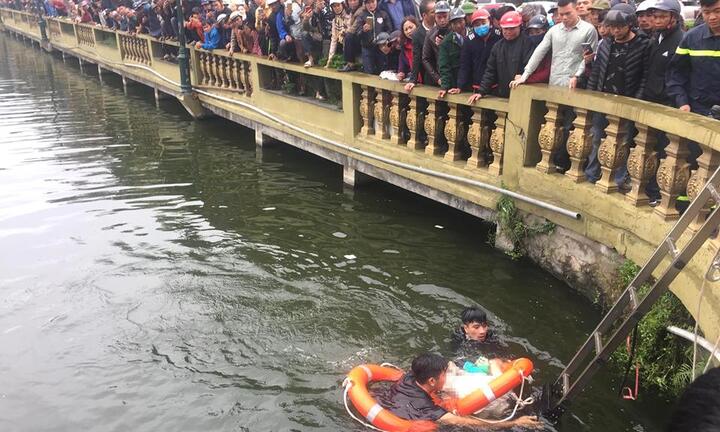 Ngồi trên lan can bờ hồ câu cá, người đàn ông rơi xuống nước tử vong