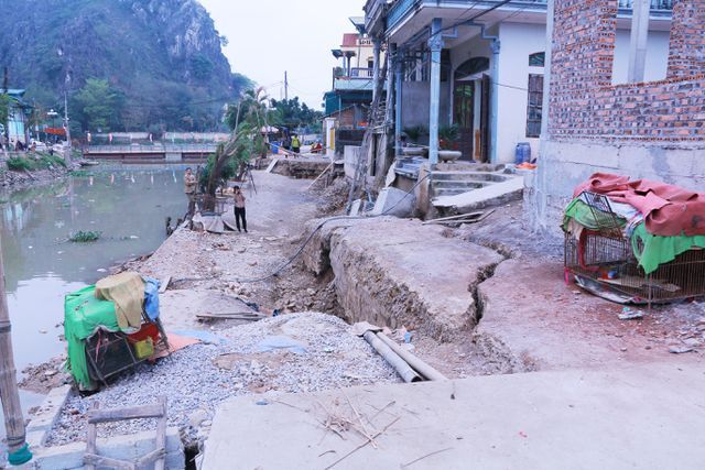 Đường bất ngờ sụt lún, nhiều hộ dân hoảng loạn tháo chạy trong đêm