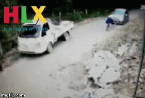 Video: Phụ nữ cầm lái đâm hất văng người dắt xe đạp đi bộ trên đường làng