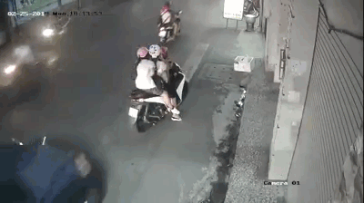 Video: Mải nghe điện thoại ở ven đường, người phụ nữ và hai bé gái bị ô tô tông văng xa vài mét