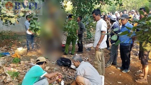 Người đàn ông chết trong tư thế treo cổ bằng dây điện trên cây điều