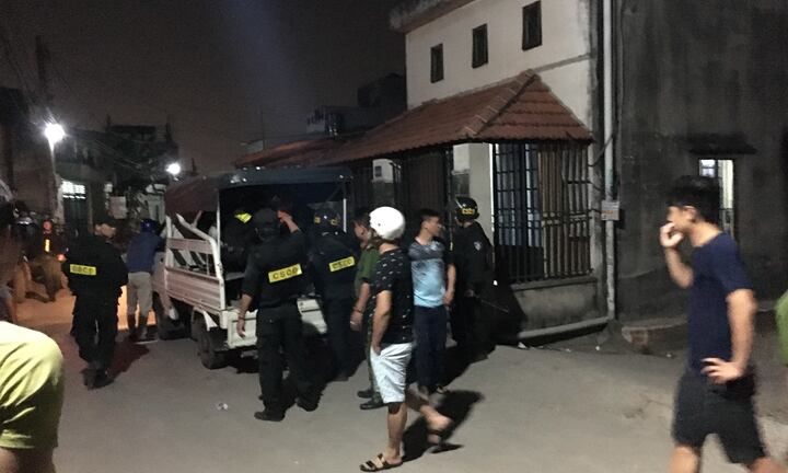 Tạm giữ nghi can 42 tuổi bất ngờ truy sát 2 vợ chồng hàng xóm