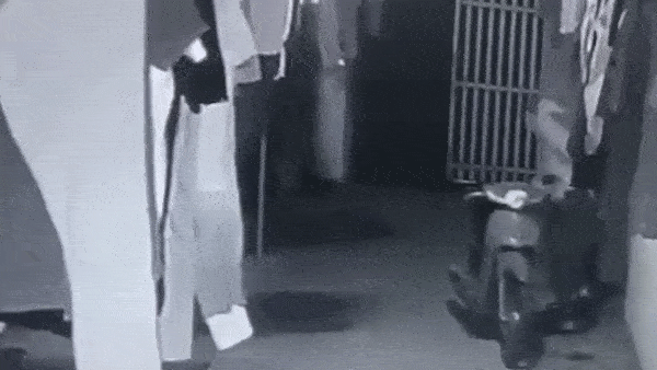 Video: Trộm táo tợn vào tận khu trọ phá khóa, nhẹ nhàng dắt xe máy trốn thoát