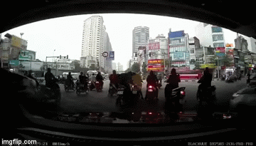 Video: Táo tợn dàn cảnh, trộm túi xách của người phụ nữ ngay giữa phố Hà Nội