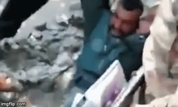 Pakistan công bố video ghi cảnh phi công Ấn Độ bị bắt