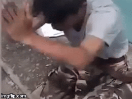 Nhói lòng cảnh cha quỳ lạy trên phố Sài Gòn mong tìm lại con trai mất tích