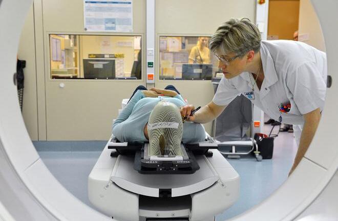 Có nên tiếp xúc trực tiếp với người xạ trị không?