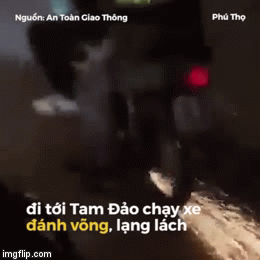 Video: Đoàn phượt thủ lạng lách, đánh võng, quẹt chân chống tóe lửa trên đường