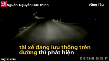 Video: Lái xe đêm, tài xế ôtô kinh hãi thấy người và xe máy nằm giữa đường