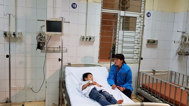 Tình hình sức khỏe 44 học sinh ngộ độc vì ăn nhầm bột thông bồn cầu ở Hải Dương