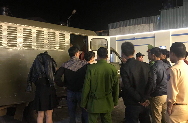 Gia Lai: Đột kích quán karaoke lúc nửa đêm, phát hiện 7 nam thanh niên dương tính với ma túy