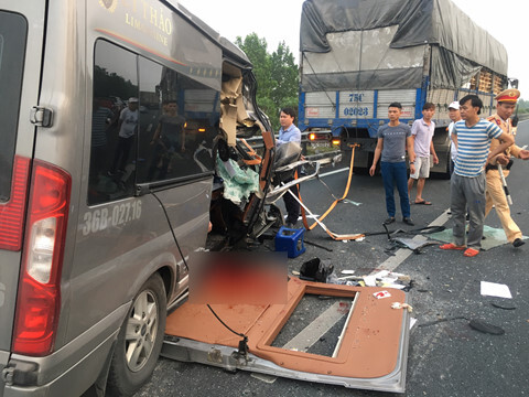 Hiện trường vụ tai nạn ô tô 16 chỗ đâm xe đầu kéo, 4 người thương vong