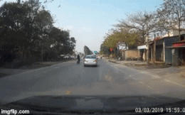 Video: Thanh niên lao xe máy vào làn ngược chiều, tạt đầu nhiều ô tô và cái kết đắng sau 5 giây