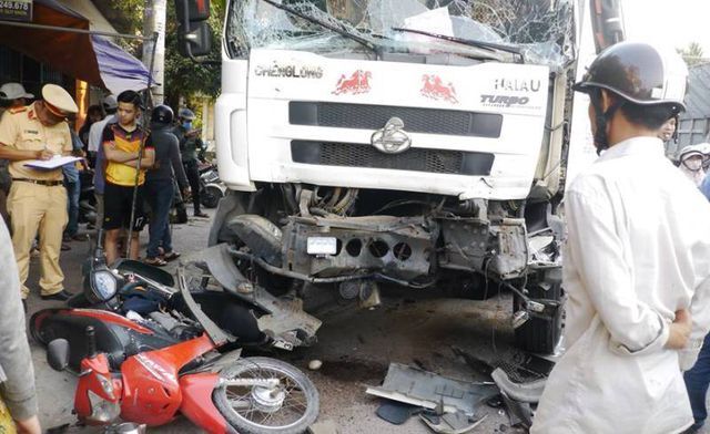 Xe tải vượt ẩu, húc 1 ô tô, cuốn 3 xe máy vào gầm