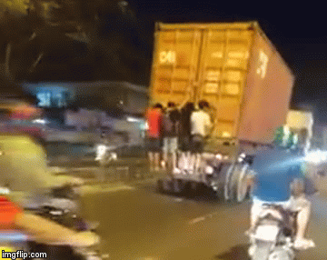 Video: Rùng mình cảnh 4 thanh niên liều mình đu bám trên thùng xe container