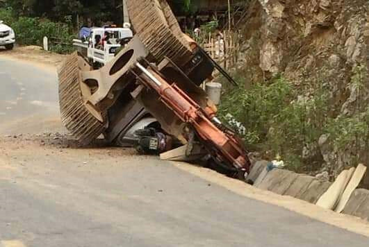 Hy hữu: Máy xúc bất ngờ văng khỏi thùng ôtô tải, đè chết người đi đường