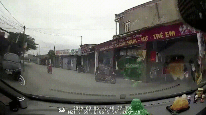 Video: Thanh niên đầu trần lao thẳng xe máy vào đầu ô tô, văng xuống đường