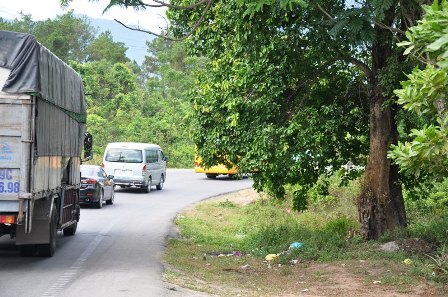 Bị bắt quả tang rình trộm cô gái đi vệ sinh, gã đàn ông liền cướp lắc vàng