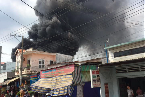 Bình Dương: Hai đám cháy lớn xảy ra liên tiếp, xe cứu hỏa gặp nạn