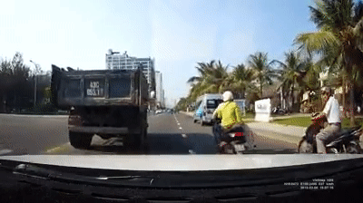 Nam thanh niên đi xe máy ném gạch vỡ kính xe tải khai gì với cơ quan công an?