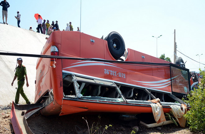 Xe ô tô chở du khách nước ngoài gặp nạn, nhiều người nhập viện cấp cứu