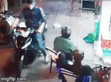 Video: Nam thanh niên giật phăng điện thoại của cô gái rồi phóng xe đi nhanh như chớp