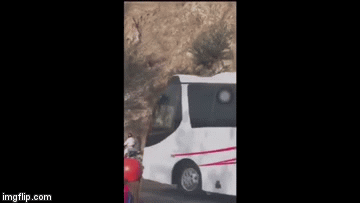 Video: Tay không leo núi, nam thanh niên rơi từ vách đá cao 30 mét xuống đất, đa chấn thương