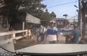 Video: Bị bấm còi thúc giục, tài xế xe máy dùng gậy đập kính ô tô đe dọa